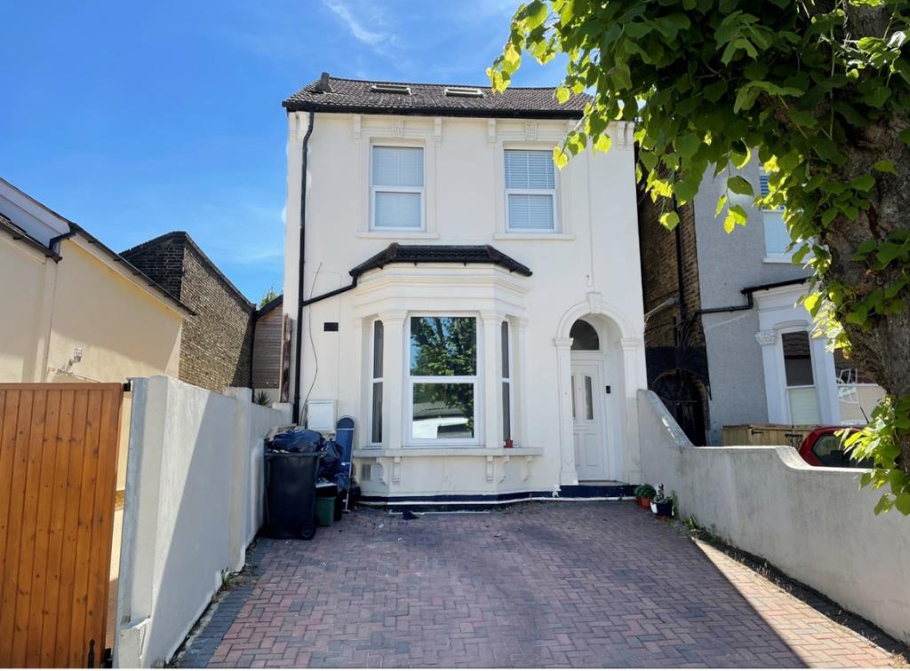 Lot: 117 - DETACHED PROPERTY ARRANGED AS TWO FLATS -
